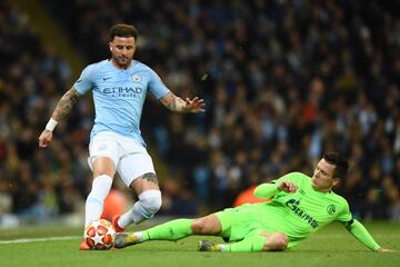 Lleg¨® en 2017 a Manchester City procedente de Tottenham, por un total de 52.7 millones.