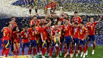 Berlin (Germany), 14/07/2024.- Spain captain Alvaro Morata lifts the trophy after the team won the UEFA EURO 2024 final soccer match between Spain and England, in Berlin, Germany, 14 July 2024. Spain won 2-1. (Alemania, España) EFE/EPA/GEORGI LICOVSKI