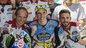 Álex Márquez celebra con su equipo en Jerez.