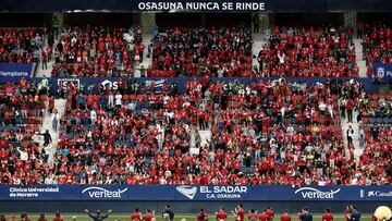 Plantilla, cuarpo técnico y directiva agradeciendo el apoyo de los niños.