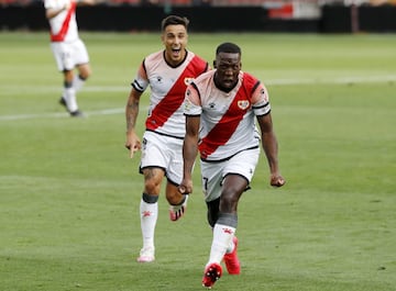 Advíncula le dio la victoria al Rayo tras anotar el 1-0.
