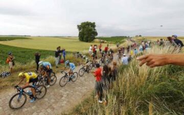 Chris Froome, Alejandro Valverde y Alberto Contador en el primer tramo de pavés.