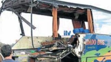 <b>IMPACTO. </b>Así quedó el autobús de aficionados del Recreativo tras el accidente.