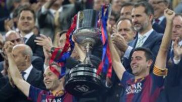 Xavi, recogiendo el s&aacute;bado el trofeo acompa&ntilde;ado de Iniesta con el Rey Felipe de fondo.
 