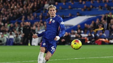 Soccer Football - Premier League - Chelsea v Wolverhampton Wanderers - Stamford Bridge, London, Britain - November 8, 2025 Chelsea's Alejandro Garnacho in action REUTERS/David Klein EDITORIAL USE ONLY. NO USE WITH UNAUTHORIZED AUDIO, VIDEO, DATA, FIXTURE LISTS, CLUB/LEAGUE LOGOS OR 'LIVE' SERVICES. ONLINE IN-MATCH USE LIMITED TO 120 IMAGES, NO VIDEO EMULATION. NO USE IN BETTING, GAMES OR SINGLE CLUB/LEAGUE/PLAYER PUBLICATIONS. PLEASE CONTACT YOUR ACCOUNT REPRESENTATIVE FOR FURTHER DETAILS..