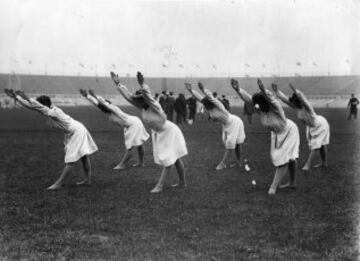 Imagen también de julio de 1908 con un grupo de gimnastas practicando.