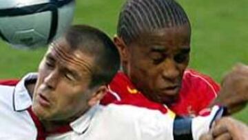 <b>DESEQUILIBRANTE.</b> El pequeño Owen completó su mejor partido de la Eurocopa pese al marcaje de centrales de la calidad de Andrade, en la imagen.