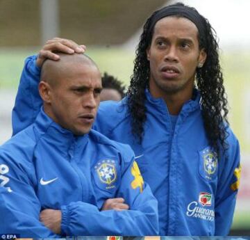 Ronaldinho al lado de Roberto Carlos