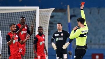 Berman muestra una roja durante un partido.