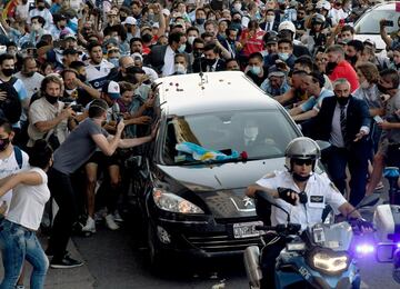 El cortejo fúnebre, que terminó en el cementerio de Bella Vista, estuvo rodeado de decenas de aficionados. Una caravana de seguidores lo acompañó todo el camino.
