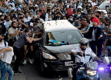 El cortejo fúnebre, que terminó  en el cementerio de Bella Vista, estuvo rodeado de decenas de aficionados. Una caravana de seguidores lo acompañó todo el camino.