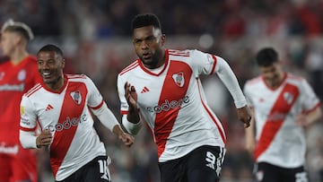 Miguel Ángel Borja durante un partido de River Plate.