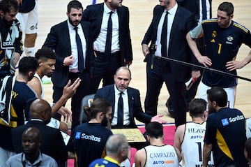 Chus Mateo, entrenador del Real Madrid, da instrucciones durante un tiempo muerto durante la final de la Euroliga ante el Panathinaikos griego.