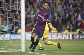 1-0. Rafinha celebró el rimer gol.