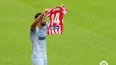 Diego Costa, del Atl&eacute;tico, ense&ntilde;a la camiseta de Virginia con el 14