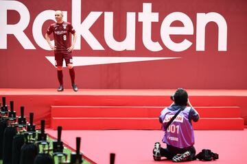 La afición del Vissel Kobe arropó a Iniesta en su presentación