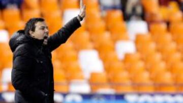 El nuevo entrenador del Valencia, Nico Estévez, durante el partido frente al Gimnástic de Tarragona.