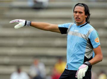 Es el actual portero titular de los Cafetaleros de Tapachula, equipo del Ascenso MX. Nació en 1983 y debutó oficialmente en los Tecos de la Universidad de Guadalajara en 2013.