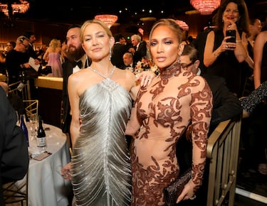 Kate Hudson y Jennifer Lopez durante la 83.ª edición de los Globos de Oro, celebrada en el Beverly Hilton.