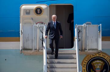 El presidente de los Estados Unidos ha aterrizado en la base aérea de Torrejón de Ardoz para acudir a la cumbre de la OTAN. Biden ha llegado a España en su avión Air Force One, blindado incluso ante una explosión nuclear y capaz de repostar desde el aire. El presidente estadounidense ha sido recibido por el rey Felipe VI al bajar del avión.