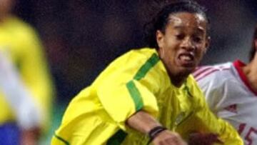 <b>UN GOL DECISIVO</B>. Ronaldinho marcó un gol de falta que aseguró la entrada en semifinales de Brasil en la
Copa del Mundo del 2002.