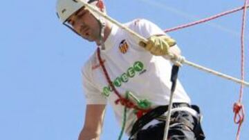 <b>CAMBIO DE TERCIO. </b>Villa, que aparece sobre un puente, no estuvo en su hábitat natural ayer.