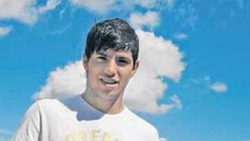 <b>AGRADECIDO. </b>Agüero posaba ayer con el reportaje y la foto de los niños de Agüero.