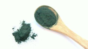 La espirulina, disponible en polvo, te va a aportar una proteina vegetal de gran calidad