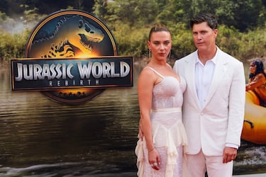 Scarlett Johansson y Colin Jost posan en la alfombra roja de "Jurassic World Rebirth" en el Lincoln Center, Nueva York.