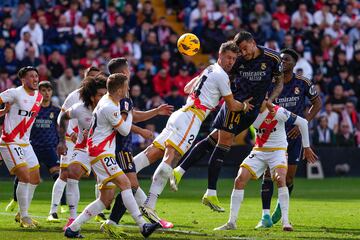 El Rayo se sobrepuso al gol inicial de Joselu y le quitó dos puntos al Madrid en un penalti de VAR transformado por De Tomás. Los de Ancelotti acabaron con diez.