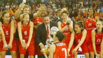 <b>EL FIN DE UN CICLO. </b>Desolación en el banquillo del Ros Casares y alegría entre las jugadoras del Rivas Ecópolis que estrenan palmarés, primer título para las de Fort.