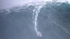 Carlos Burle surfeando una ola gigante en Jaws (Haw&aacute;i).