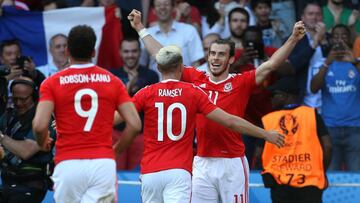 Gareth Bale celebra con Aaron Ramsey el gol que clasificó a Gales para los cuartos de final de la Eurocopa 2016, en los que se enfrentará a Bélgica.