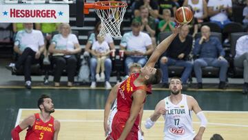Willy Hernangómez intenta atrapar el balón ante la mirada de Rudy, Kuzminskas y Valanciunas.