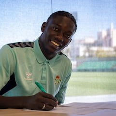 Faye se acerca del Granada y se aleja del Cádiz