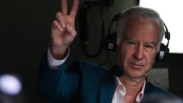 El extenista estadounidense John McEnroe reacciona durante una retransmisi¨®n de un partido en Wimbledon.