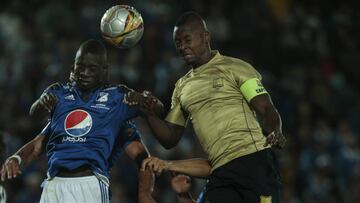 Hanyer Mosquera disputa un bal&oacute;n ante Deiver Machado de Millonarios