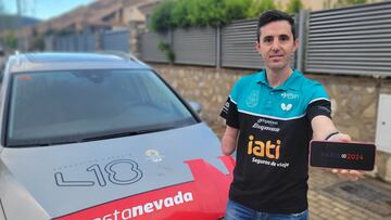 Jos¨¦ Manuel Ruiz ense?a el logo de Par¨ªs 2024, sus octavos Juegos.