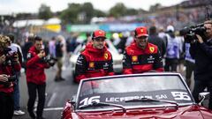 Charles Leclerc y Carlos Sainz of Spain en el 'drivers parade' del GP de Hungría.