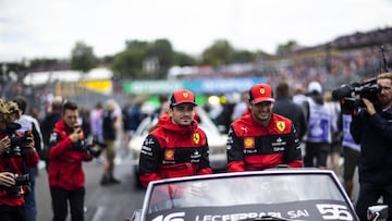 Charles Leclerc y Carlos Sainz of Spain en el 'drivers parade' del GP de Hungría.