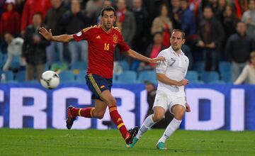 16 tarjetas en total, todas amarillas, en 102 partidos.