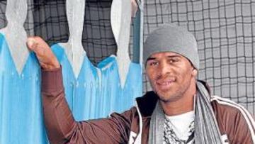 <b>CONTENTO. </b>Eliseu posa tras un entrenamiento del Málaga.