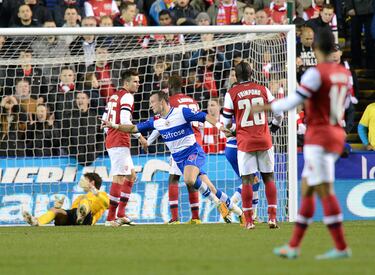 El encuentro se disputó en el Madejski Stadium, con Reading como local. Desde el inicio, el equipo recién ascendido a la Premier League salió con todo, sorprendió al Arsenal con una ofensiva imparable. En el primer tiempo el Reading anotó 4 goles, el cuarto (en la imagen) fue obra de Noel Hunt en el minuto 37. Con un 4-0 en contra, parecía que el Arsenal estaba completamente fuera del partido. Sin embargo, justo antes del descanso, Theo Walcott marcó el 4-1 justo antes del descanso, dando una pequeña esperanza a los Gunners.
