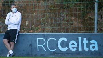 Óscar García, apoyado en una valla de A Madroa durante un entrenamiento del Celta.