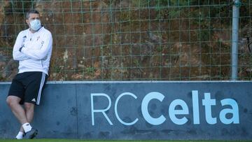 &Oacute;scar Garc&iacute;a, apoyado en una valla de A Madroa durante un entrenamiento del Celta.