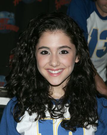 Ariana Grande comenzó su carrera como actriz antes de convertirse en una superestrella del pop. Debutó en Broadway a los 15 años con el musical '13' (2008), donde ya destacaba por su talento vocal y escénico.
Su salto a la fama llegó con el personaje de Cat Valentine en la serie de Nickelodeon 'Victorious' (2010–2013), papel que retomó en el spin-off 'Sam & Cat' (2013–2014). Su interpretación de una adolescente excéntrica y adorable la convirtió en un ícono juvenil y le abrió las puertas a una carrera musical meteórica.