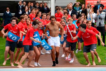 Nadal corre para lanzarse a la piscina. Como manda la tradición, el ganador del Conde de Godó, y Nadal lo ganó 12 veces, debe saltar a la piscina del Club de Tenis de Barcelona.