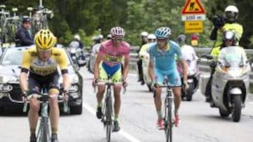 Alberto Contador y Mikel Landa ruedan con Stefen Kruijswijk.