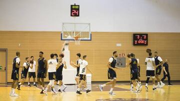 El Madrid se entrenó ayer en Valdebebas. En la imagen, 13 jugadores se ejercitan a la vez en media cancha.