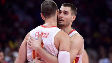 Juan Hernangomez celebra con Víctor Claver.